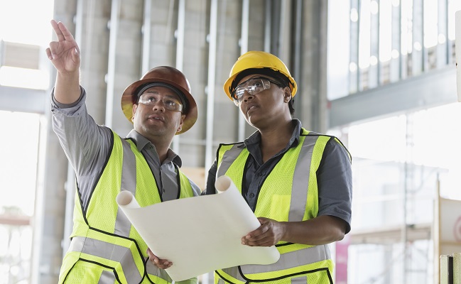 Zwei Kollegen arbeiten im Bauwesen