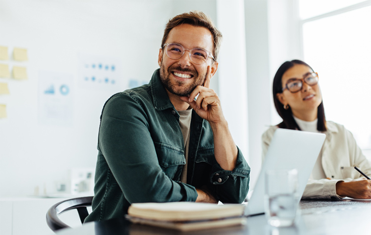 zwei Personen im Meeting