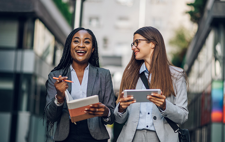 Junge Frau laufend lachend nebeneinander