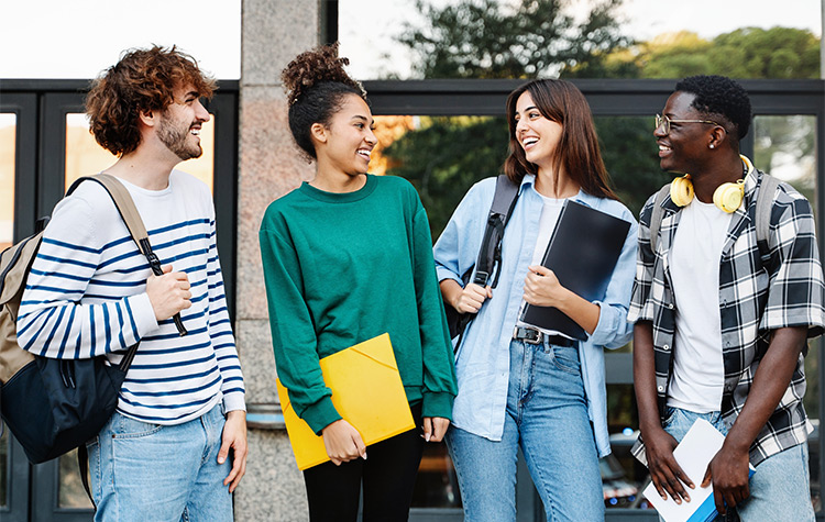 Studenten lachen miteinander