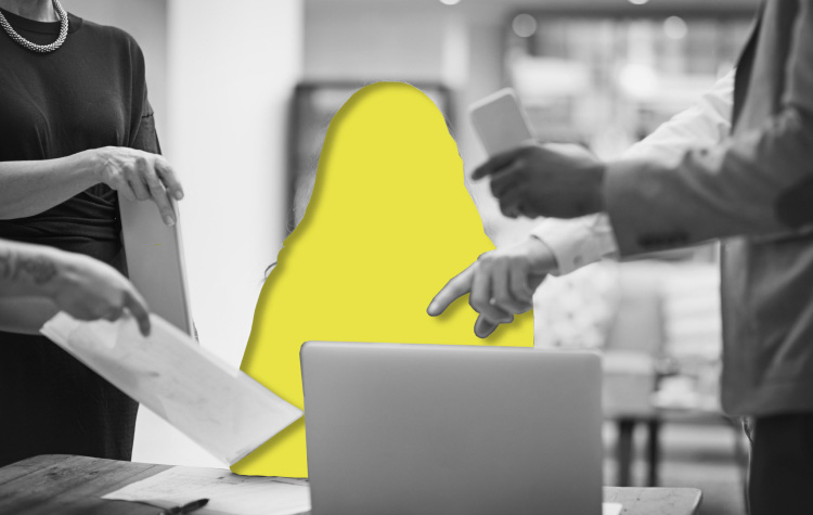 Zwei Kolleginnen unterhalten sich miteinander.