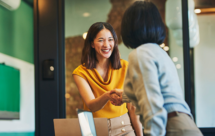 Mitarbeiterin schüttelt Hand
