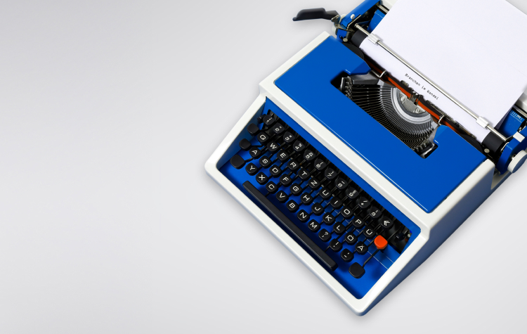 Blaue Schreibmaschine auf weißem Hintergrund