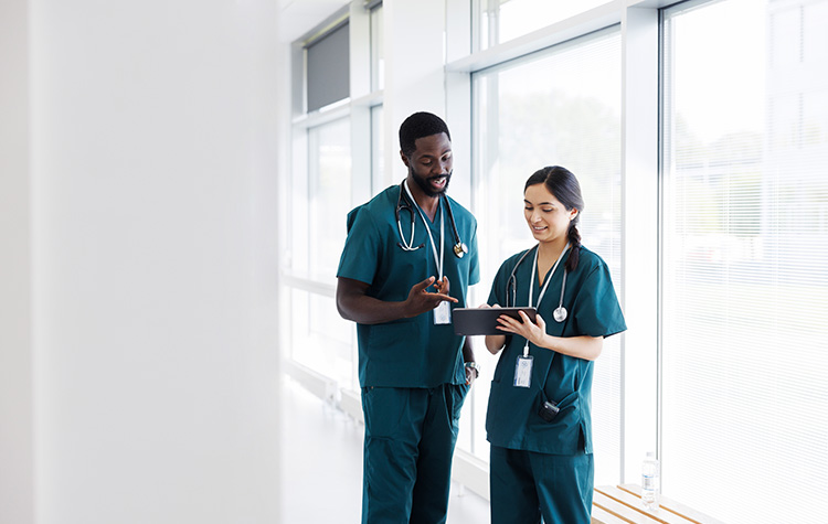 Zwei Kollegen besprechen Patientenakten