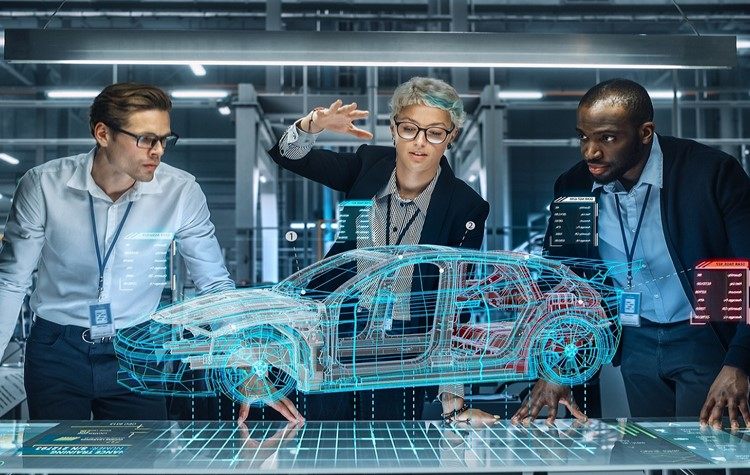 Ingenieurteam arbeitet in einem High-Tech-Labor an einem holografischen 3D‑Modell eines Autos und analysiert Fahrzeugdaten für innovative Fahrzeugentwicklung.