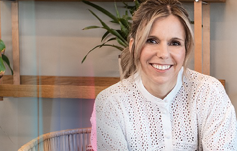 Frau guckt in die Kamera