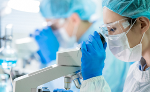 Mitarbeitende eines weltweit führenden Pharmakonzerns