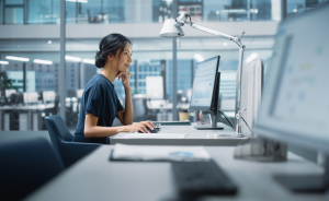 Mitarbeiterin eines der führenden deutschen IT-Service-Unternehmen