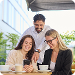 Mitarbeitende unterhalten sich bei einem Kaffee