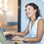 Mitarbeiterin sitzt am Laptop und arbeitet