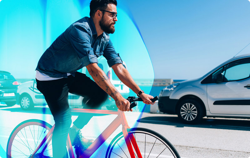 Sales Mitarbeiter fährt in legerer Kleidung auf dem Rennrad