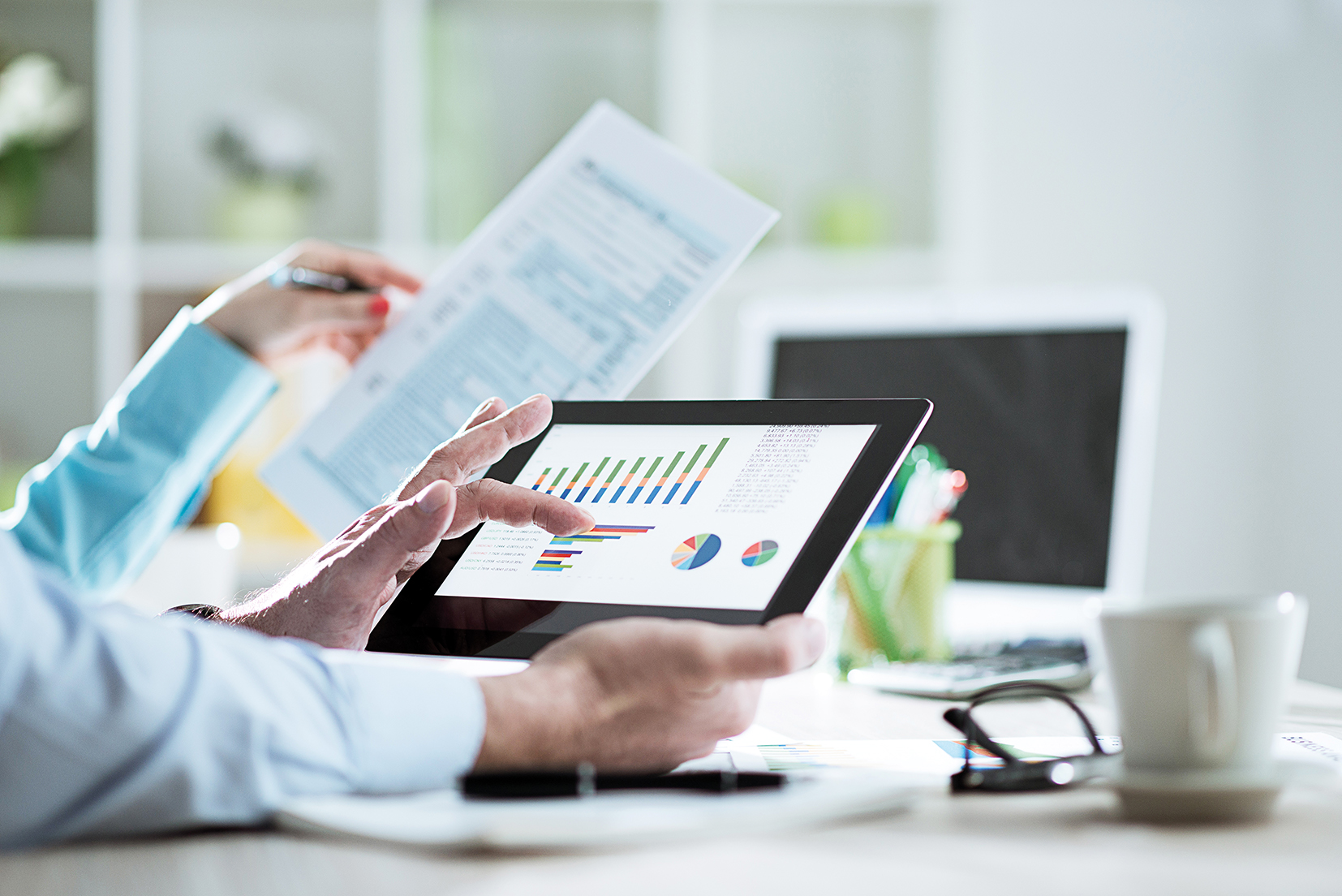 Mann hält Tablet mit Graphen in der Hand