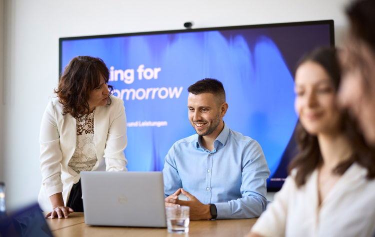 2 Mitarbeitende unterhalten sich im Meetingraum