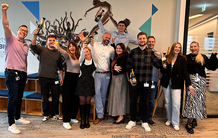 DHBW-Mitarbeitende feiern zusammen