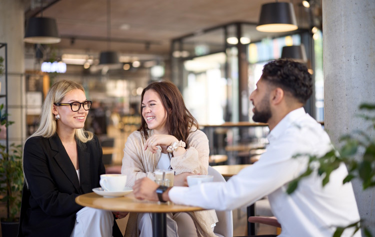 3 Auszubildende trinken gemeinsam Kaffee