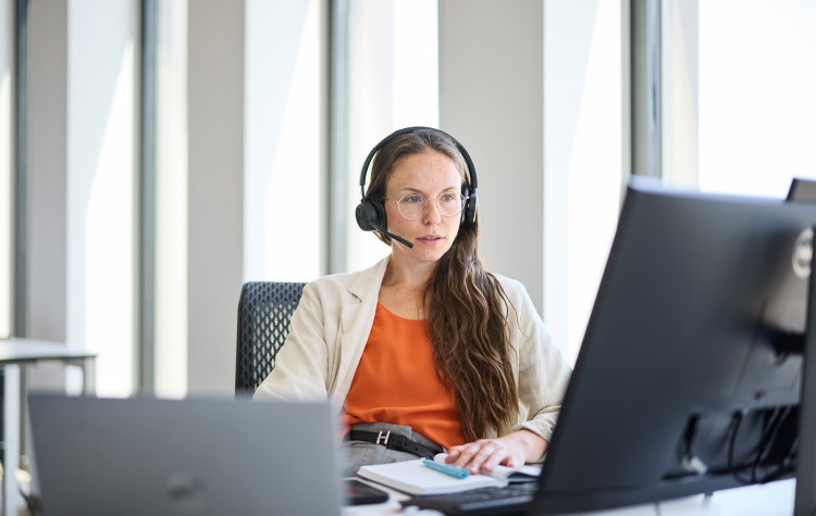 Mitarbeiterin aus dem Sales telefoniert