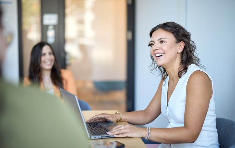 Mitarbeiterin führt ein Gespräch