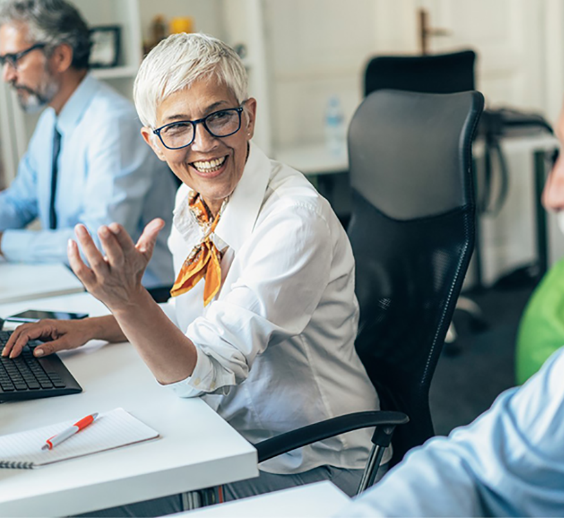 Frau sitzt am Schreibtisch