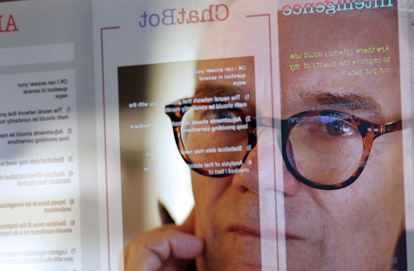 Mann analysiert Daten