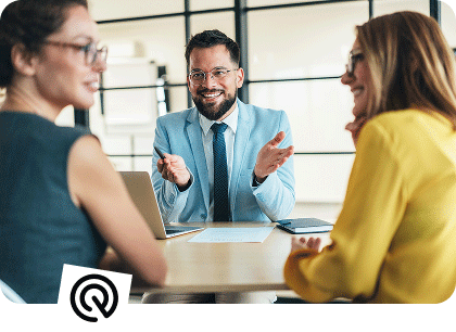 Drei Kollegen unterhalten sich