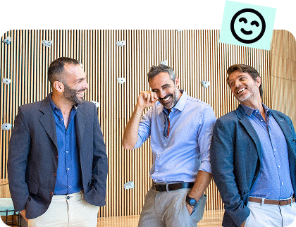 Drei Männer lachen in die Kamera