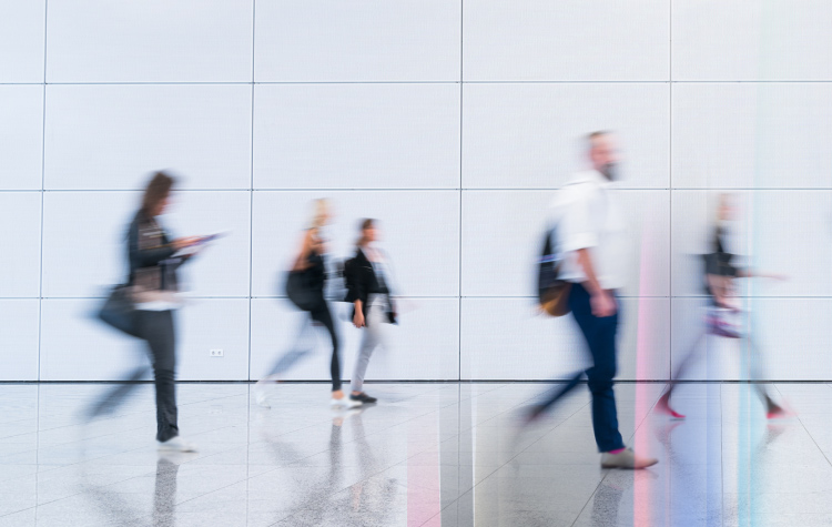 Blurry Menschen laufen durch ein Foyer