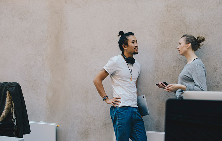 Junge Leute sind mit dem BMX-Rad unterwegs