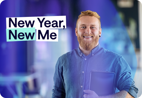 Mann lächelt in Kamera un der Schriftzug "New Year, new me" ist auf dem Bild neben seinem Kopf