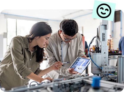 Zwei Kollegen schauen zusammen auf ein Tablet