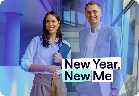 Zwei Kollegen lächeln in die Kamera und der Schriftzug "New Year, New me" liegt auf dem Bild