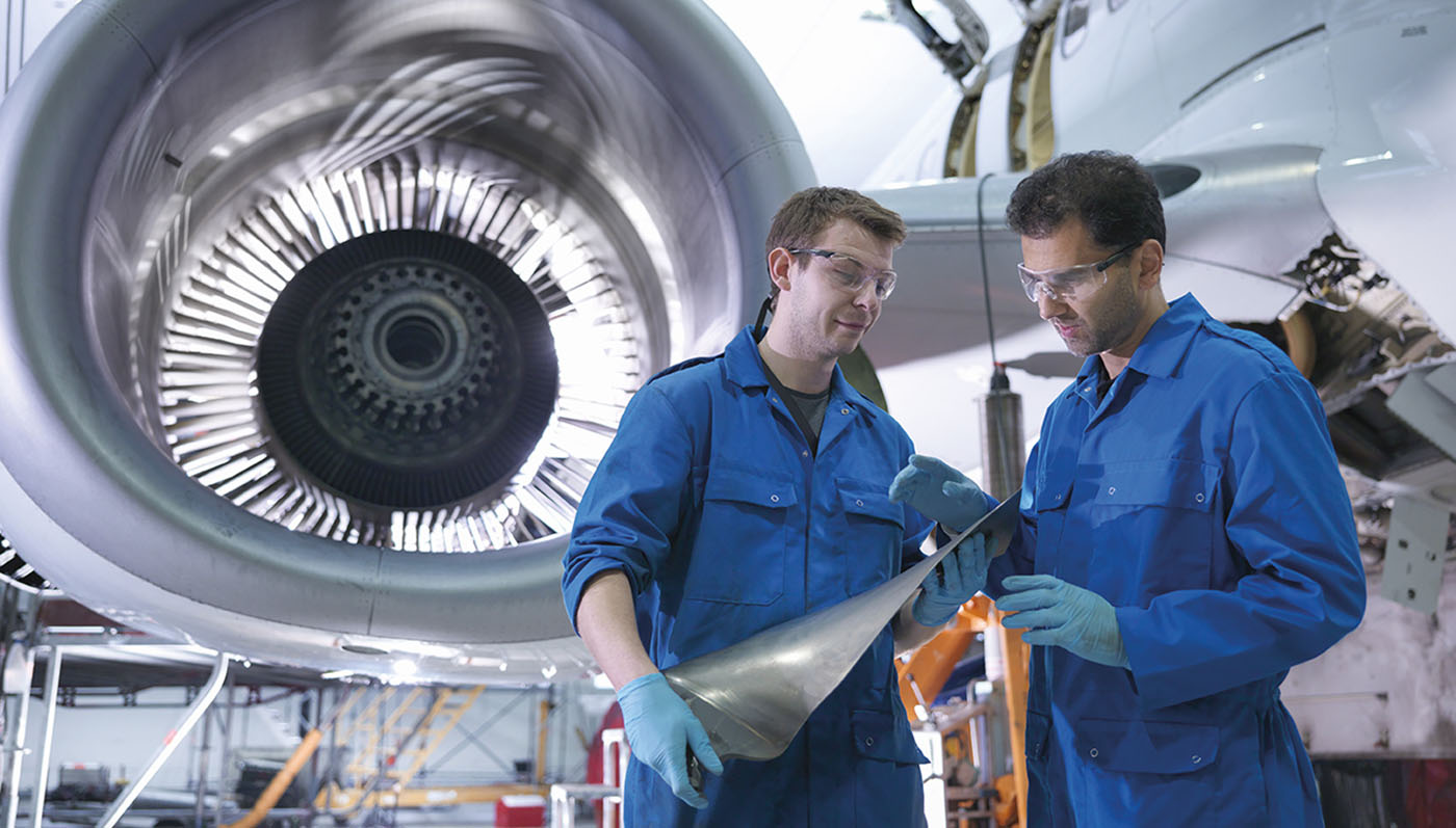 Mechaninker arbeiten an einer Flugzeigturbine