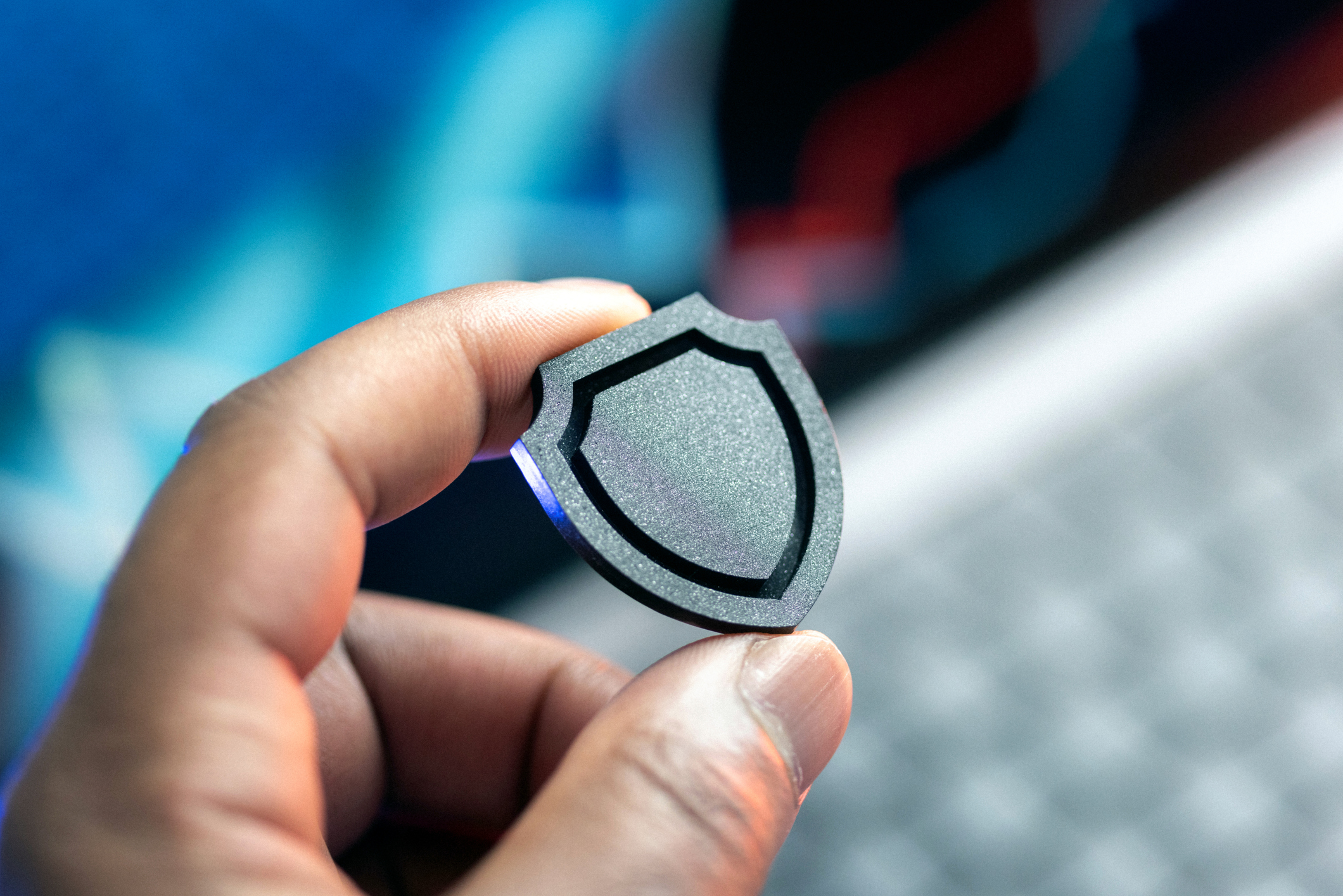 Hand hält kleinen Schild zwischen den Fingern