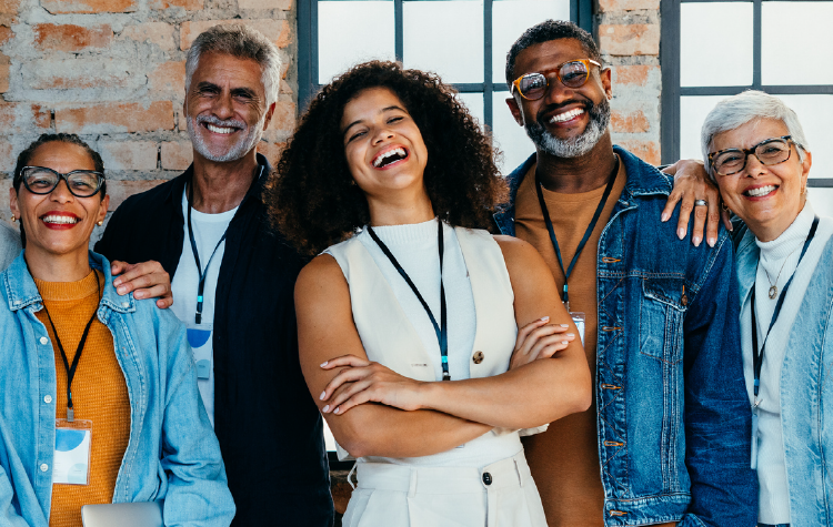 Zwei junge Ärzte schauen auf einen Befund und unterhalten sich