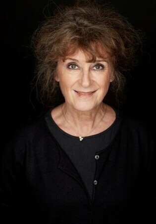 Personen sitzen zusammen am Tisch