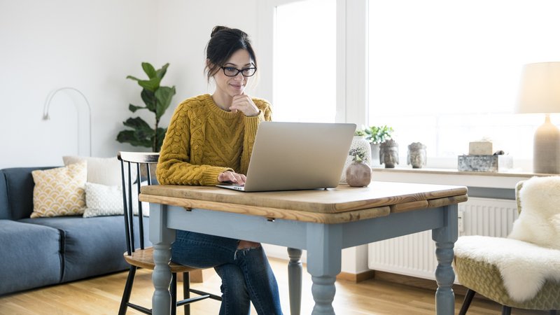 Frau sitzt im HomeOffice am Schreibtisch