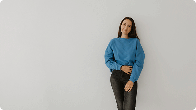 Jana Müller lehnt lächelnd an einer Wand