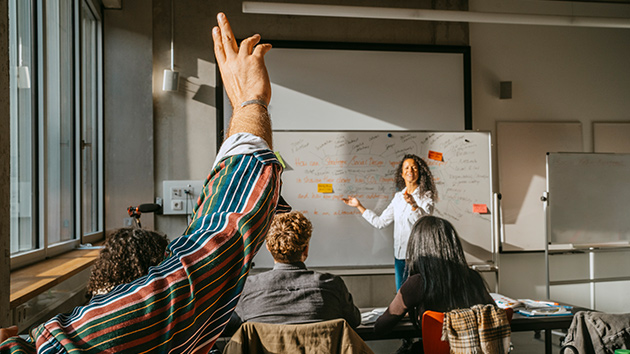 Junge Frau präsentiert etwas am Whiteboard