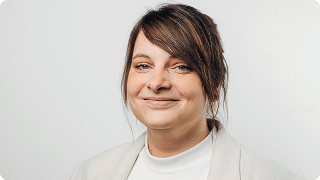 Melanie Berchtold vor einem weißen Hintergrund