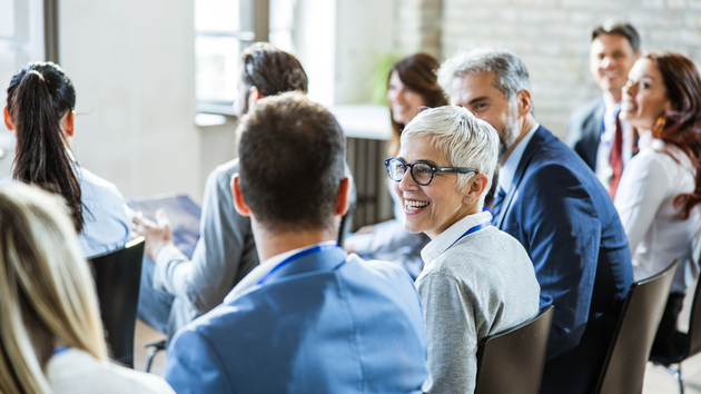 Personen sitzen zusammen