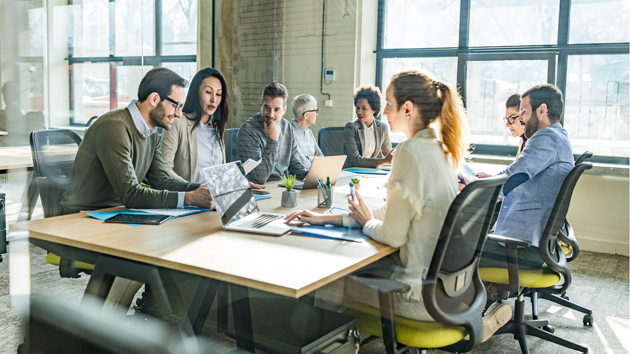 Kollegen arbeiten zusammen!