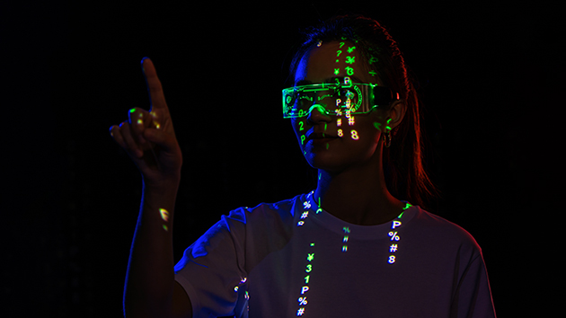 Frau mit Augumented Reality Brille im Dunkeln