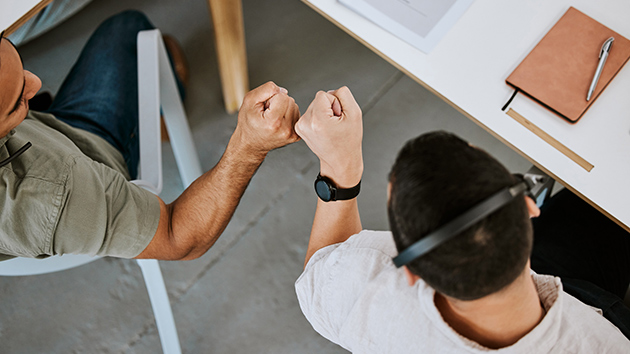 Zwei Männer geben sich einen Fist-Bump