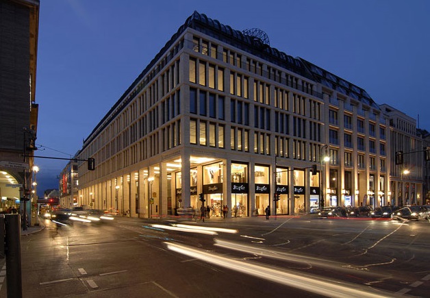 External view of the Berlin Hays office at night