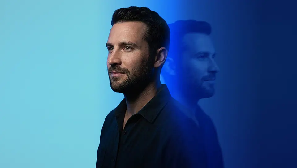 Mann mit spiegelnder Silhouette auf blauem Hintergrund