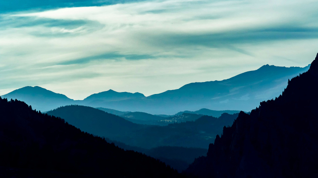 Ausblick auf bewaldete Berge