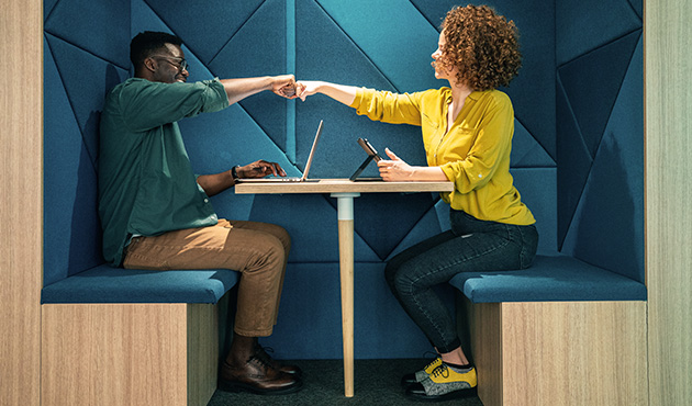 Zwei Kollegen geben sich einen fist bumb.