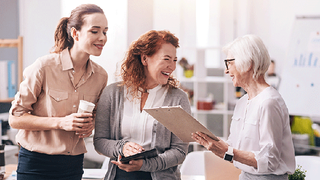 Drei Damen unterschiedlichsten Alters unterhalten sich